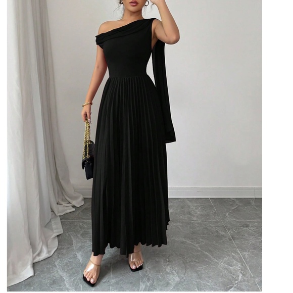 Luxe Black One Shoulder Draped Detail Pleated Evening Formal Gown Dress - Picture 6 of 7